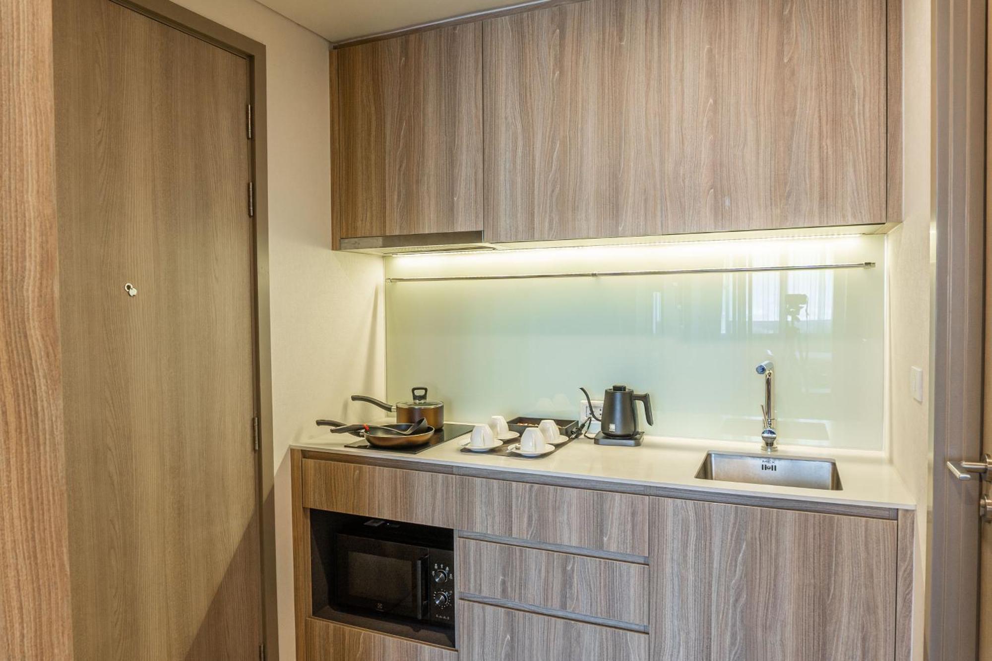 Отель Ramada By Wyndham Bangkok Sukhumvit 87 Экстерьер фото